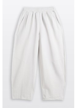 Jasnoszare spodnie dresowe o kroju BARREL bez nadruków, Rozmiar - 140, Kolor - Szary ze sklepu REPORTER w kategorii Spodnie dziewczęce - zdjęcie 189110987