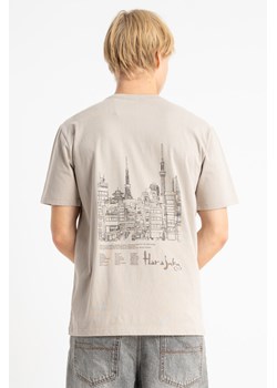 Beżowy t-shirt REGULAR z autorską grafiką z tyłu, Rozmiar - 146, Kolor - Beżowy ze sklepu REPORTER w kategorii T-shirty chłopięce - zdjęcie 189111007