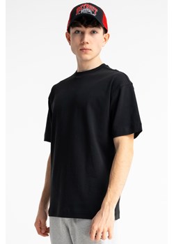 Czarny t-shirt LOOSE z minimalistycznym nadrukiem, Rozmiar - 146, Kolor - Czarny ze sklepu REPORTER w kategorii T-shirty chłopięce - zdjęcie 189111087