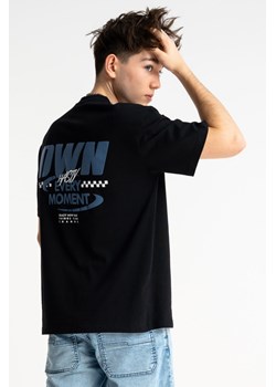 Czarny t-shirt LOOSE z autorską grafiką z przodu, Rozmiar - 140, Kolor - Czarny ze sklepu REPORTER w kategorii T-shirty chłopięce - zdjęcie 189111107