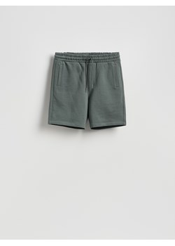 Reserved - Dresowe szorty regular fit - jasnozielony ze sklepu Reserved w kategorii Spodnie męskie - zdjęcie 189111856