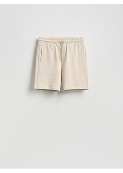 Reserved - Dresowe szorty regular fit - beżowy ze sklepu Reserved w kategorii Spodnie męskie - zdjęcie 189111858