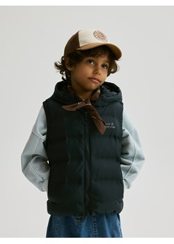 Reserved - Pikowana kamizelka z kapturem - ciemnoszary ze sklepu Reserved w kategorii Kamizelki chłopięce - zdjęcie 189112097