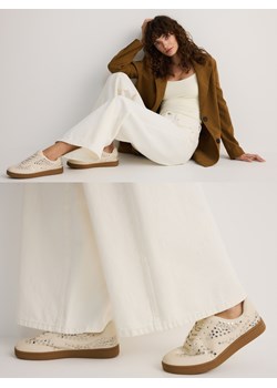 Reserved - Sneakersy z ozdobnymi ćwiekami - beżowy ze sklepu Reserved w kategorii Buty sportowe damskie - zdjęcie 189122985