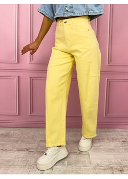 SPODNIE JEANSOWE BALLOON Z PRZESZYCIAMI- BANANOWE ze sklepu olika.com.pl w kategorii Jeansy damskie - zdjęcie 189131835