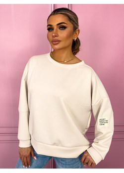 BLUZA MASEŁKO OVERSIZE Z NASZYWKĄ NA RĘKAWIE- BEŻOWA ze sklepu olika.com.pl w kategorii Bluzy damskie - zdjęcie 189131857