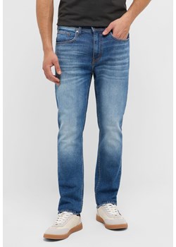 Męskie Spodnie jeansowe Mustang Style Orlando Slim Denim Blue 1017429 5000 723 ze sklepu YouNeedit.pl w kategorii Jeansy męskie - zdjęcie 189132176