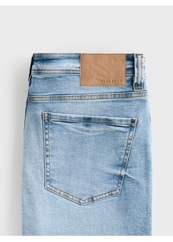Reserved - Jeansy carrot slim z przetarciami - niebieski ze sklepu Reserved w kategorii Jeansy męskie - zdjęcie 189132485