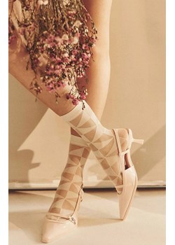 Cienkie skarpetki damskie w trójkąty ecru Syla, Kolor ecru, Rozmiar uniwersalny, Gabriella ze sklepu Intymna w kategorii Skarpetki damskie - zdjęcie 189134328