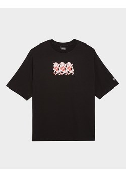 NEW ERA T-SHIRT CHARACTER GRAPHIC OS TEE ze sklepu JD Sports  w kategorii T-shirty męskie - zdjęcie 189136875
