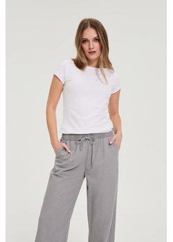 Bawełniany t-shirt biały ze sklepu Moodo.pl w kategorii Bluzki damskie - zdjęcie 189137008