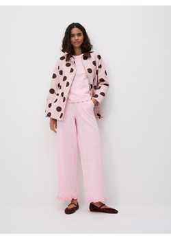 Reserved - Bawełniane spodnie z falbanką - pastelowy róż ze sklepu Reserved w kategorii Spodnie damskie - zdjęcie 189138736