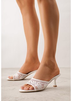 Białe Klapki na Metalicznej Szpilce z Kwiatowym Haftem i Perełkami Melonia ze sklepu born2be.pl w kategorii Klapki damskie - zdjęcie 189160255