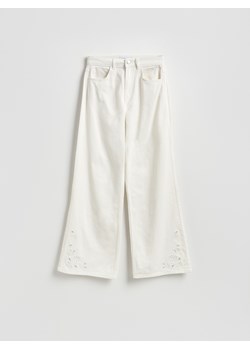 Reserved - Jeansy wide leg z ażurowym wzorem - biały ze sklepu Reserved w kategorii Jeansy damskie - zdjęcie 189160847
