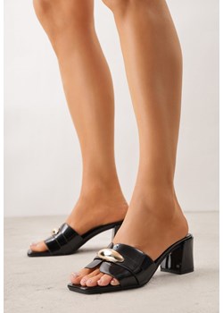 Czarne Klapki na Słupku w Eleganckim Stylu Zdobione Podłużną Aplikacją Achythia ze sklepu renee.pl w kategorii Klapki damskie - zdjęcie 189171839