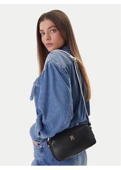 Torebka Tommy Hilfiger Th Essential Camera Bag AW0AW18370 Czarny ze sklepu eobuwie.pl w kategorii Listonoszki - zdjęcie 189172726