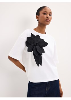 Mohito - T-shirt z kwiatem 3D - biały ze sklepu Mohito w kategorii Bluzki damskie - zdjęcie 189175939