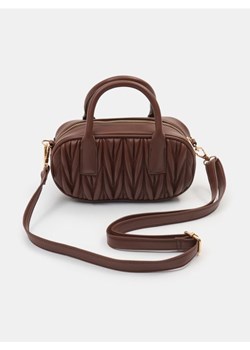 Sinsay - Pikowana torebka z imitacji skóry z długim paskiem - beżowy ze sklepu Sinsay w kategorii Listonoszki - zdjęcie 189176749