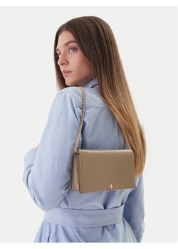 Calvin Klein Torebka Ck Wallet On Chain LV04F3319G Beżowy ze sklepu MODIVO w kategorii Listonoszki - zdjęcie 189181589