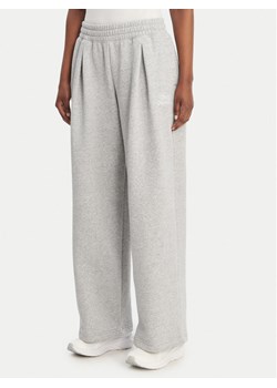 Under Armour Spodnie dresowe Rival Fleece Script 6012293 Szary Loose Fit ze sklepu MODIVO w kategorii Spodnie damskie - zdjęcie 189187838