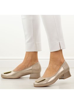 Perłowe skórzane Polskie czółenka damskie na obcasie Góral 1932 ze sklepu suzana.pl w kategorii Czółenka - zdjęcie 189191939