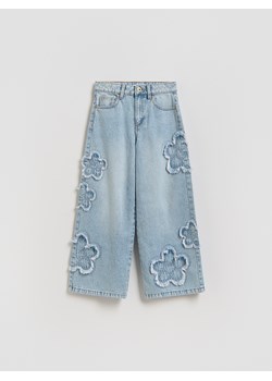 Reserved - Jeansy wide leg z aplikacjami - niebieski ze sklepu Reserved w kategorii Spodnie dziewczęce - zdjęcie 189192406