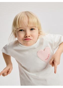 Reserved - T-shirt z naszywką 3d - złamana biel ze sklepu Reserved w kategorii Bluzki dziewczęce - zdjęcie 189192428