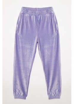 Dziewczęce spodnie dresowe z prążkowanego materiału LILA, Rozmiar - 170, Kolor - Lila ze sklepu REPORTER w kategorii Spodnie dziewczęce - zdjęcie 189207785