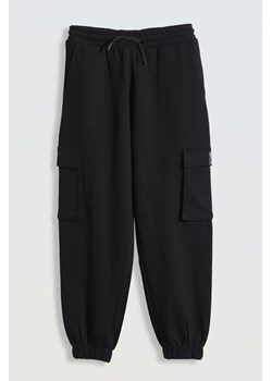 Czarne spodnie dresowe z przestrzennymi kieszeniami, Rozmiar - 140, Kolor - Czarny ze sklepu REPORTER w kategorii Spodnie dziewczęce - zdjęcie 189208505