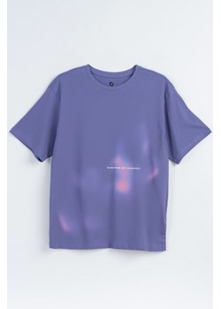 Fioletowy  t-shirt oversize z kolorowym nadrukiem z przodu, Rozmiar - 140, Kolor - Fioletowy ze sklepu REPORTER w kategorii Bluzki dziewczęce - zdjęcie 189208549