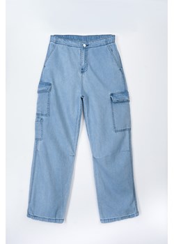 Niebieskie jeansowe spodnie typu cargo z przestrzennymi kieszeniami, Rozmiar - 152, Kolor - Niebieski ze sklepu REPORTER w kategorii Spodnie dziewczęce - zdjęcie 189208565