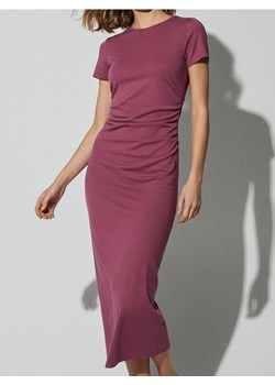 Sinsay - Bawełniana sukienka midi z marszczeniem po bokach - różowy ze sklepu Sinsay w kategorii Sukienki - zdjęcie 189211435