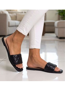 Płaskie klapki w czarnym kolorze /D1-2 18844 T11/ ze sklepu Pantofelek24.pl w kategorii Klapki damskie - zdjęcie 189214898