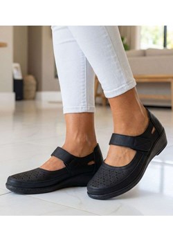 Ażurowe damskie buty z rzepem Czarne /F8-2 18765 W255/ ze sklepu Pantofelek24.pl w kategorii Półbuty damskie - zdjęcie 189214925