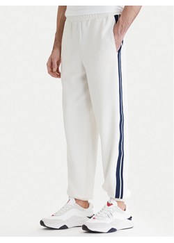 Guess Spodnie dresowe Z6GB11 K3202 Biały Regular Fit ze sklepu MODIVO w kategorii Spodnie męskie - zdjęcie 189218619