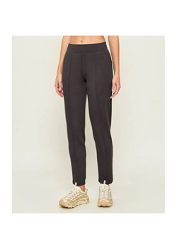 EA7 Spodnie dresowe | Regular Fit ze sklepu Gomez Fashion Store w kategorii Spodnie damskie - zdjęcie 189219766