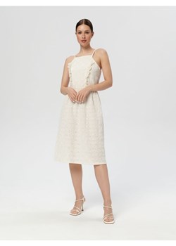 Sinsay - Ażurowa sukienka midi na ramiączkach - kremowy ze sklepu Sinsay w kategorii Sukienki - zdjęcie 189222505