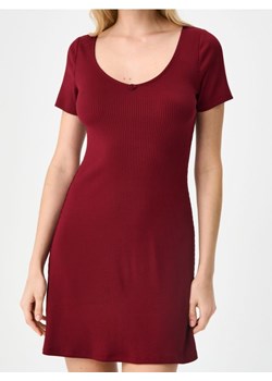 Sinsay - Prążkowana sukienka mini z różą przy dekolcie - bordowy ze sklepu Sinsay w kategorii Sukienki - zdjęcie 189235628