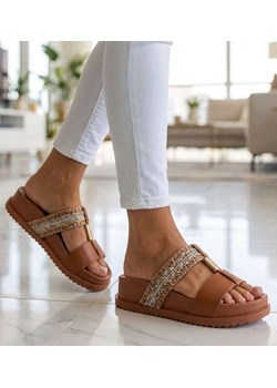 Brązowe klapki na niskiej platformie /D8-2 18776 W199/ ze sklepu Pantofelek24.pl w kategorii Klapki damskie - zdjęcie 189237069