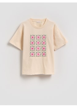 Reserved - Luźny t-shirt z haftem - kremowy ze sklepu Reserved w kategorii Bluzki dziewczęce - zdjęcie 189245328