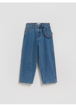 Reserved - Jeansy baggy z brelokiem - niebieski ze sklepu Reserved w kategorii Spodnie chłopięce - zdjęcie 189245419