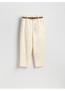 Reserved - Spodnie chino z paskiem - kremowy ze sklepu Reserved w kategorii Spodnie damskie - zdjęcie 189245456