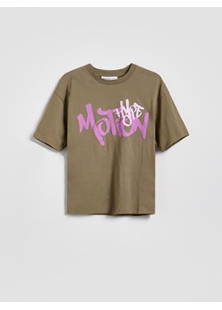 Reserved - Bawełniany t-shirt z nadrukiem - warm olive ze sklepu Reserved w kategorii T-shirty chłopięce - zdjęcie 189255477