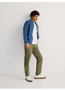 Reserved - Spodnie chino slim fit - oliwkowy ze sklepu Reserved w kategorii Spodnie męskie - zdjęcie 189259479