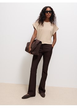 Mohito - Ciemnobrązowe spodnie z rozszerzaną nogawką - ciemnobrązowy ze sklepu Mohito w kategorii Spodnie damskie - zdjęcie 189261348