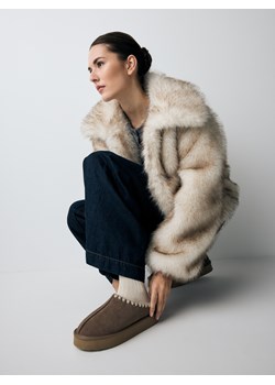 Reserved - Zamszowe chodaki na platformie - brązowy ze sklepu Reserved w kategorii Kapcie damskie - zdjęcie 189262719