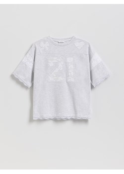 Reserved - T-shirt z koronkowym zdobieniem - jasnoszary ze sklepu Reserved w kategorii Bluzki dziewczęce - zdjęcie 189270125
