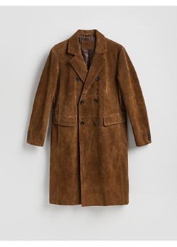 Reserved - Dwurzędowy zamszowy płaszcz - brązowy ze sklepu Reserved w kategorii Płaszcze męskie - zdjęcie 189270917