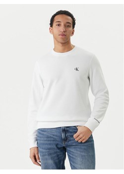 Calvin Klein Jeans Bluza Embroidered Logo J30J314536 Biały Regular Fit ze sklepu MODIVO w kategorii Bluzy męskie - zdjęcie 189273997