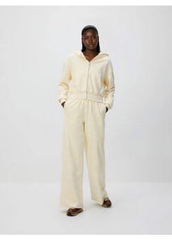 Reserved - Spodnie dresowe z szerokimi nogawkami - kremowy ze sklepu Reserved w kategorii Spodnie damskie - zdjęcie 189274627